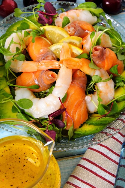 Foto insalata estiva di salmone e gamberi