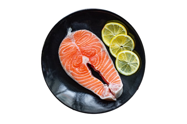 Лосось, сырая красная рыба, свежие морепродукты, готовые к приготовлению и употреблению на столе