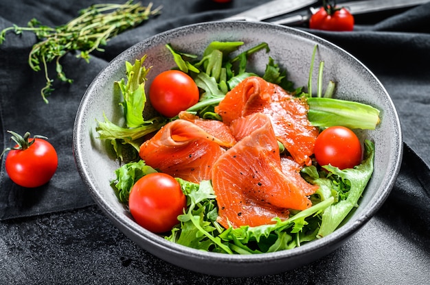 Фото Салат из лосося с рукколой, помидорами черри и салатом из кукурузы