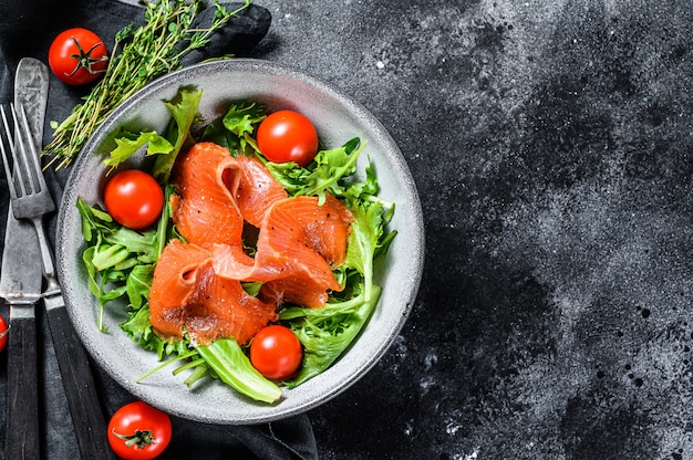 Arugula, 체리 토마토, 옥수수 샐러드와 연어 샐러드