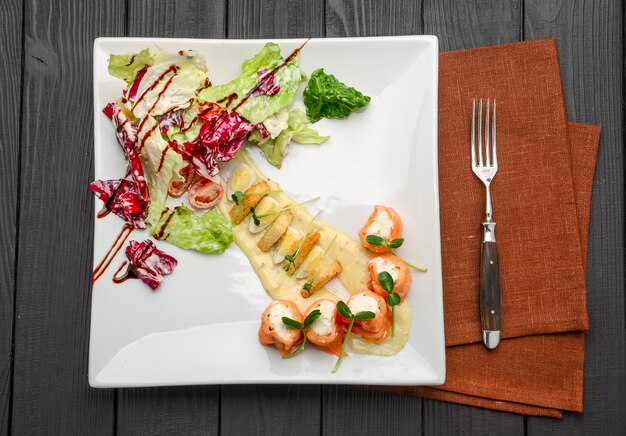 Insalata di salmone con crema di formaggio