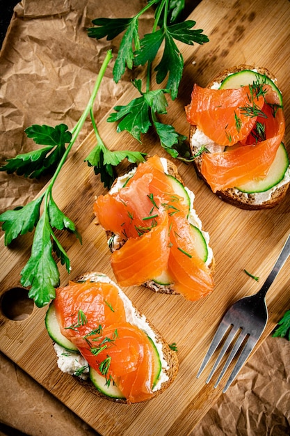 Foto sandwich di salmone su un tagliere di legno