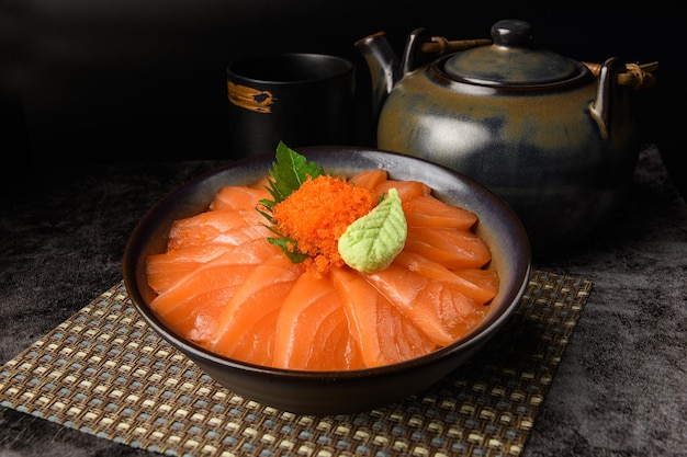 写真 サルモンサシミ ドン サルモンドスライス ライスボウル 日本風の食べ物 暗い背景