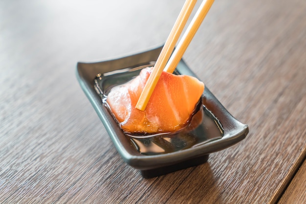 Sashimi di salmone con salsa di soia