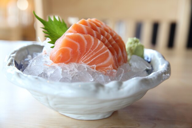 木の背景の日本食のサーモン刺身