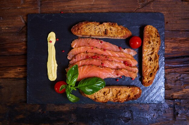 Foto fette di salmone e pomodori