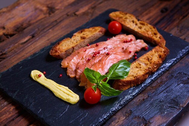 Foto fette di salmone e pomodori