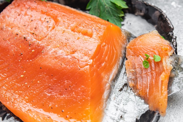 Foto salmone leggermente salato pronto da mangiare porzione fresca dietetica pasto sano dieta alimentare natura morta spuntino