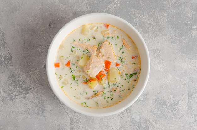 Zuppa di salmone con crema di patate carote erbe e crostini in una ciotola copia spazio