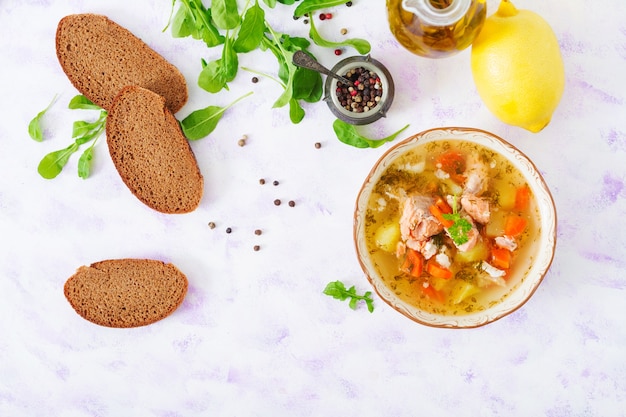 Фото Лососевый суп с овощами в миске