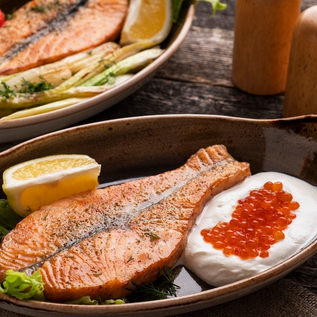 Crema di bistecca di salmone e caviale rosso.