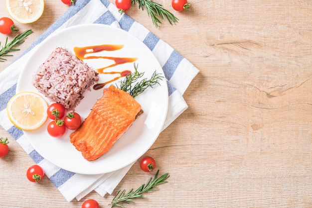 Bistecca di salmone con riso alla bacca