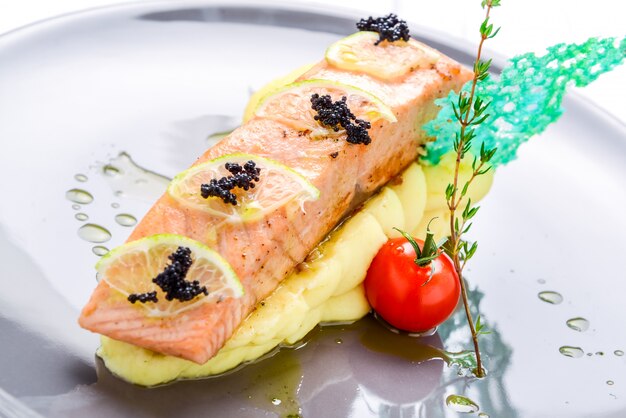 Trancio di salmone con purè di patate