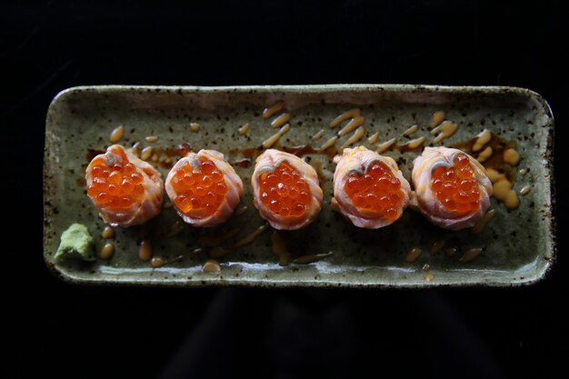 Foto sfera di sushi di salmone con caviale di salmone