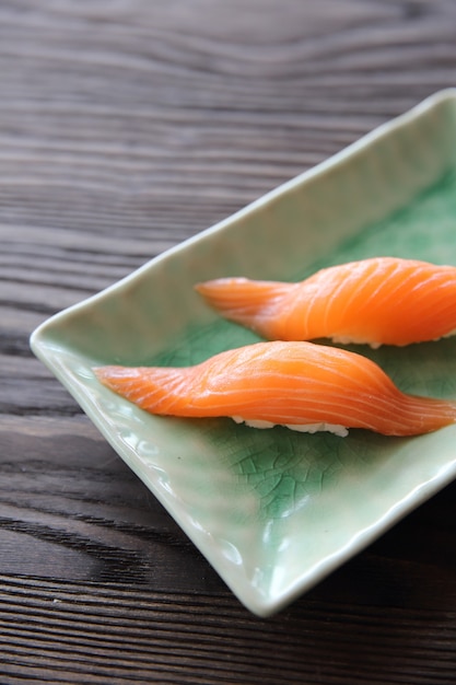Суши с лососем Японская еда крупным планом