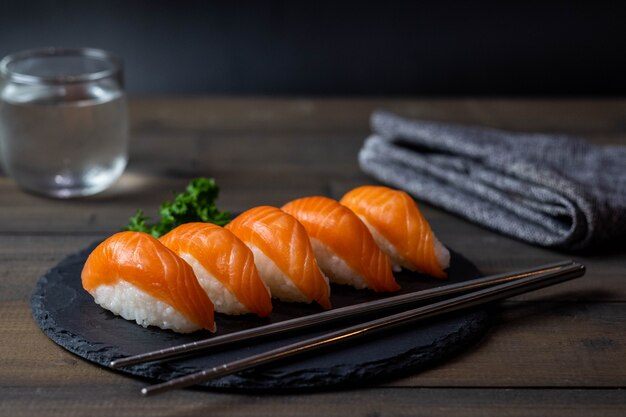 Primo piano giapponese dell'alimento dei sushi di color salmone