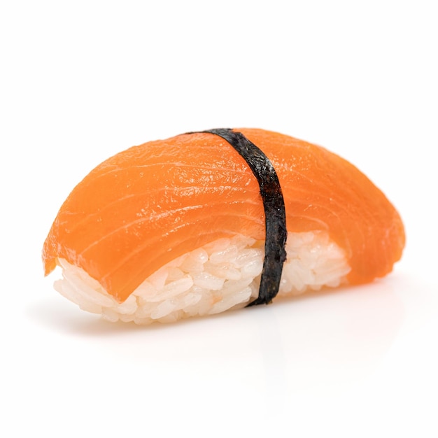Foto salmone sushi nigiri su sfondo bianco cucina asiatica sushi menu cibo per la consegna