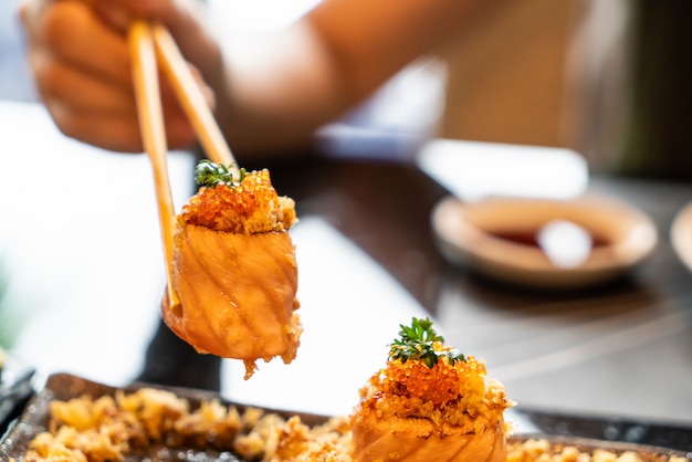 Фото Лососевые суши роллы с соусом