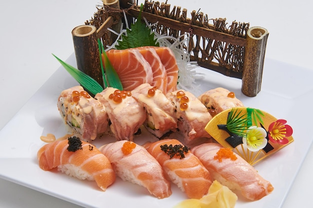 Рисовые шарики с лососем и суши подаются на популярном японском блюде.