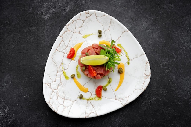 Tartare di salmone con avocado rucola e lime