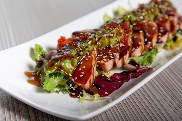 Tataki di salmone filetto di salmone del cibo giapponese. messa a fuoco selettiva