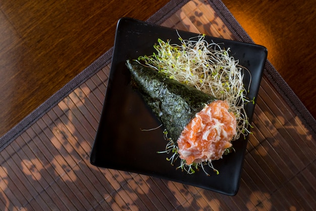 Foto temaki di salmone