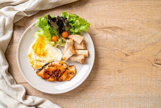 Photo salmon teriyaki steak with fried egg and salad