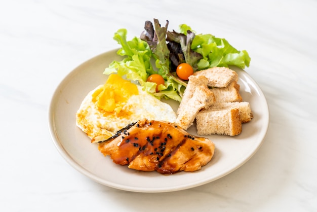 サーモンの照り焼きステーキと目玉焼きとサラダ