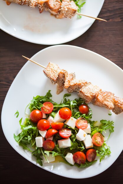 Teriyaki di salmone con insalata di verdure