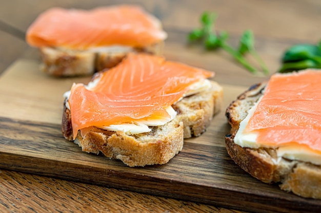 Photo salmon toasts close up