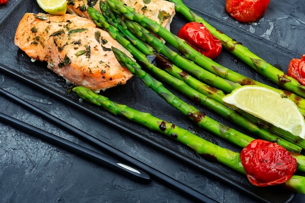 Salmone con asparagi pranzo sano