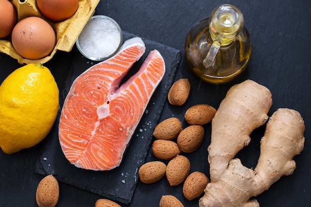 Foto salmone con uova, limone, mandorle