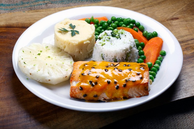 Salmon with passion fruit sauce