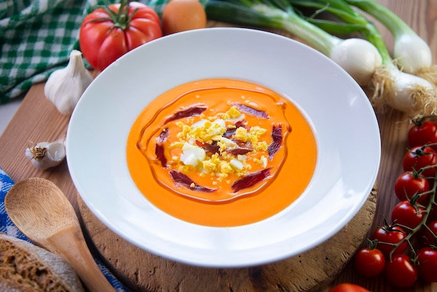 Salmorejo. Koude spaanse soep gemaakt met tomaat en brood, geserveerd met ham en ei.