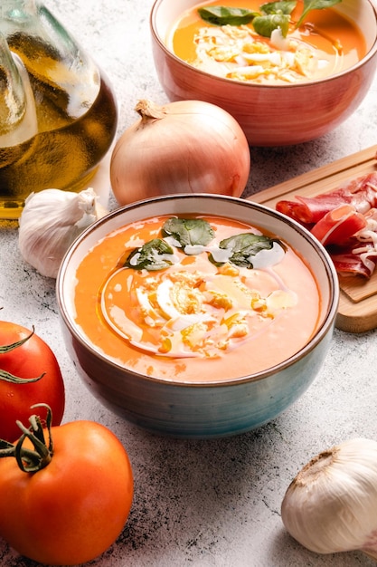 Salmorejo soep met ham en eieren in een kom