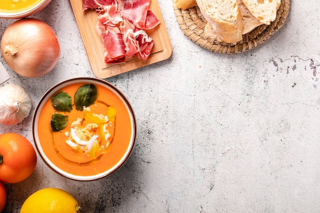 Zuppa di salmorejo con prosciutto e uova in una ciotola. vista dall'alto e copia spazio