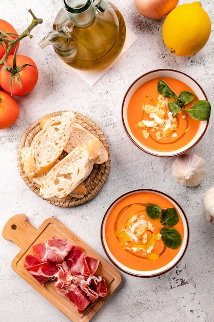 Foto zuppa di salmorejo con prosciutto e uova in una ciotola