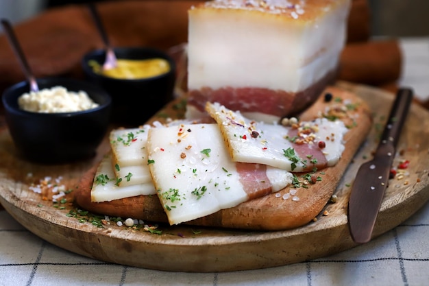 Salo national prodotto ucraino pancetta appena salata con spezie sulla tavola