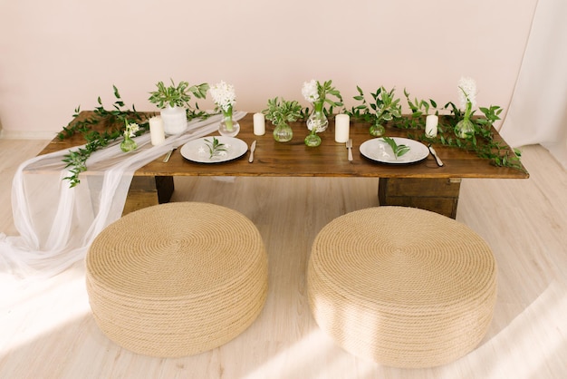 Salontafel in boho of rustieke stijl gedecoreerd en geserveerd voor een vakantie of diner