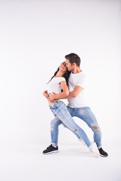 Salsa, kizomba en bachata dansers op witte achtergrond. Sociaal dansconcept.