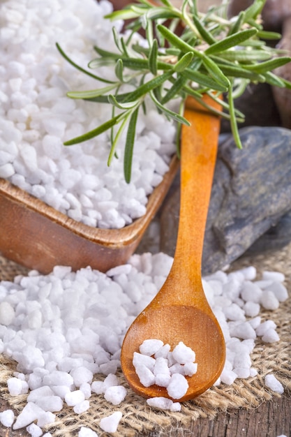 Photo salt bath in wooden bowl with rosemary