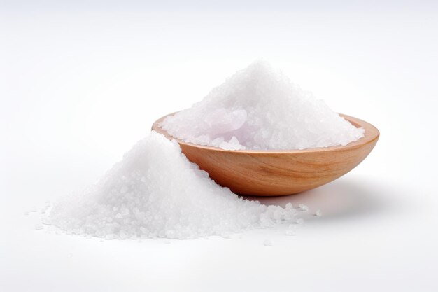 Соль для приготовления пищи на белом фоне