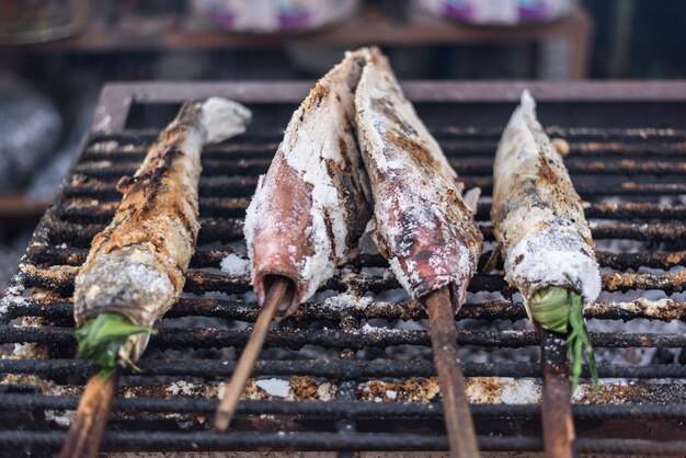 Photo salt-crusted grilled fish for sale at food market