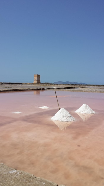 Photo salt flat against clear sky