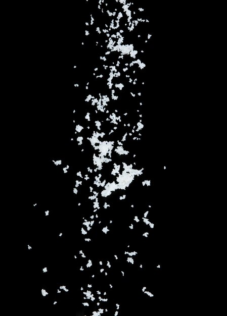 Летающая соль взрыв кристалл белые зерна соли взрываются абстрактные облачные мухи красивые полные семена соляные брызги в воздухе пищевой объект дизайн выборочный фокус заморозить выстрел черный фон изолирован