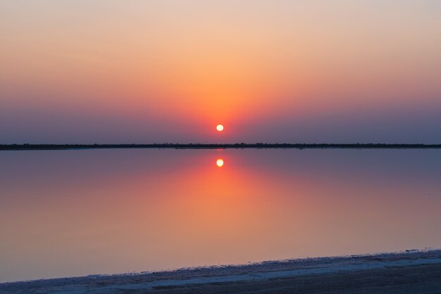 日没時の塩湖