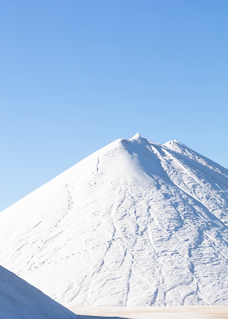 抽出したばかりの塩の山