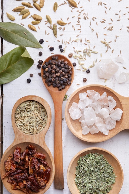 Photo salt and spices in bowls