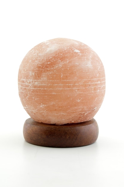 흰색 배경에 고립 된 소금 돌