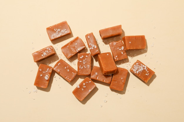 베이지 색 공간에 소금에 절인 카라멜 사탕, 텍스트를위한 공간